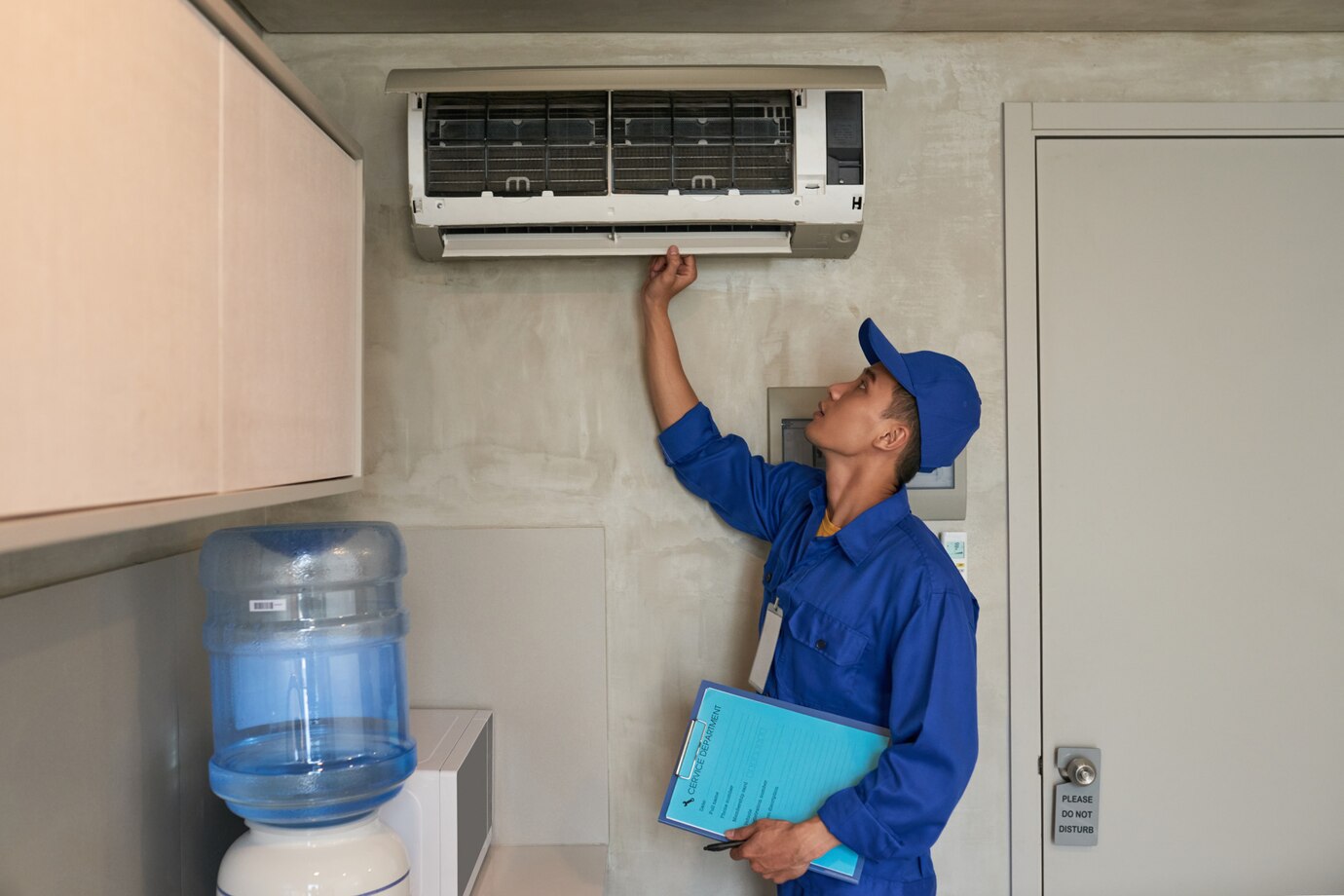 Técnico de Noé A. revisando un aire acondicionado split en un piso de Benidorm